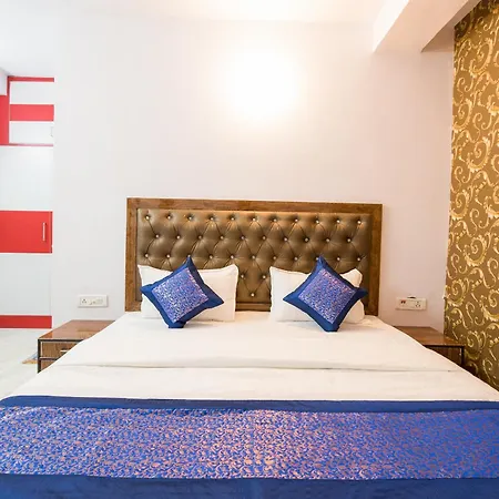 Oyo Manan Residency Near M2K Cinemas Rohini Hotel